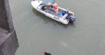 Thót tim CSGT lao xuống sông cứu cô gái nhảy cầu tự tử