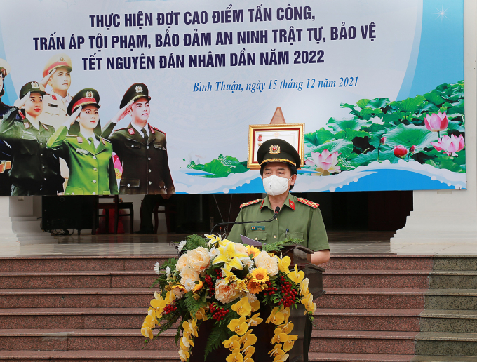 Đại tá Trần Văn Toàn - Giám đốc Công an tỉnh Bình Thuận phát lệnh ra quân đợt cao điểm trấn áp tội phạm giáp tết Nhâm Dần. (ảnh: Hữu Tri)