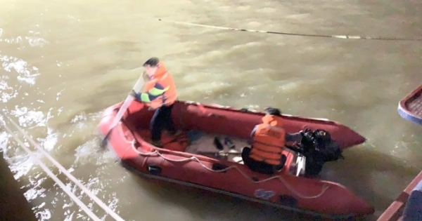 Tìm kiếm cô gái mất tích trên sông Lam giữa đêm lạnh giá