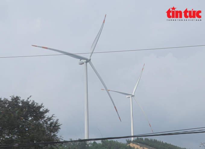 Mỗi trụ điện gió cao từ 115-120m, để lắp tua bin và các cánh quạt, phải dùng cần cẩu cao 126m.