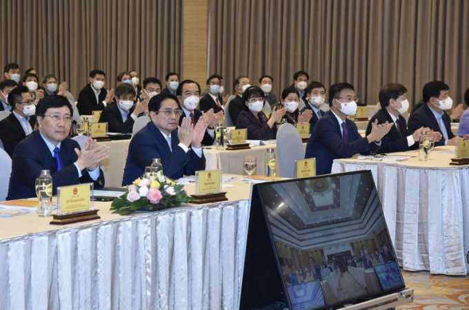 Thủ tướng và các đại biểu dự Hội nghị. Ảnh: Nguyễn Trung