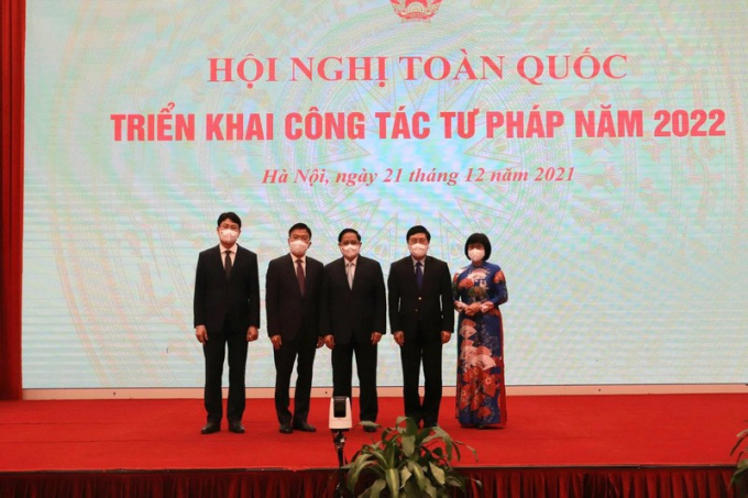 Thủ tướng Phạm Minh Chính, Phó Thủ tướng thường trực Phạm Bình Minh chụp ảnh lưu niệm cùng Bộ trưởng Lê Thành Long, các Thứ trưởng Đặng Hoàng Oanh, Nguyễn Thanh Tịnh tại Hội nghị.
