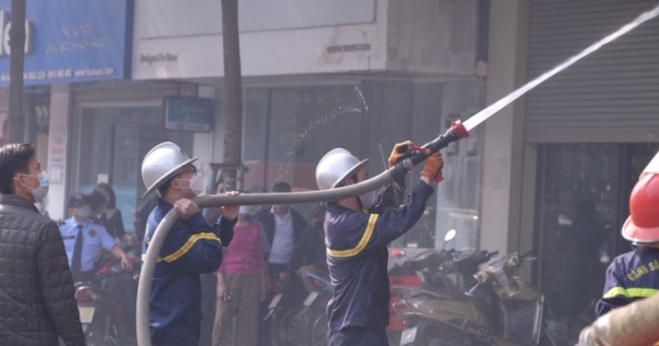 Hình ảnh Cảnh sát phòng cháy căng mình dập tắt ngọn lửa bao trùm ngôi nhà 2 tầng trên phố ở Hà Nội