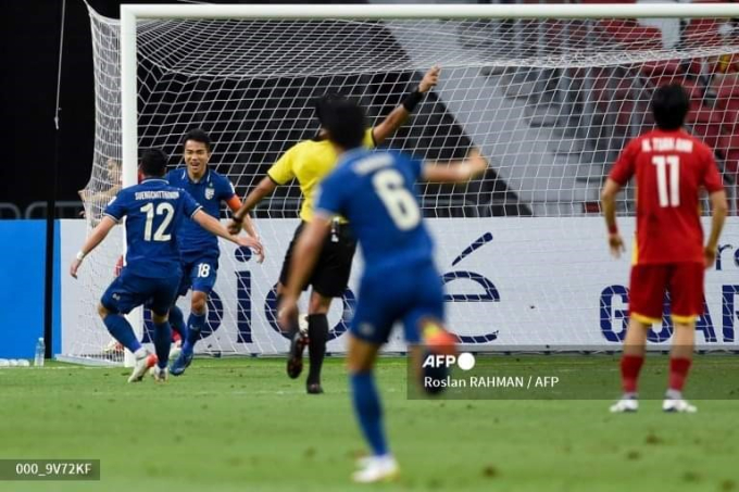 Cú đúp của Chanathip vào lưới tuyển Việt Nam (Ảnh: AFP)