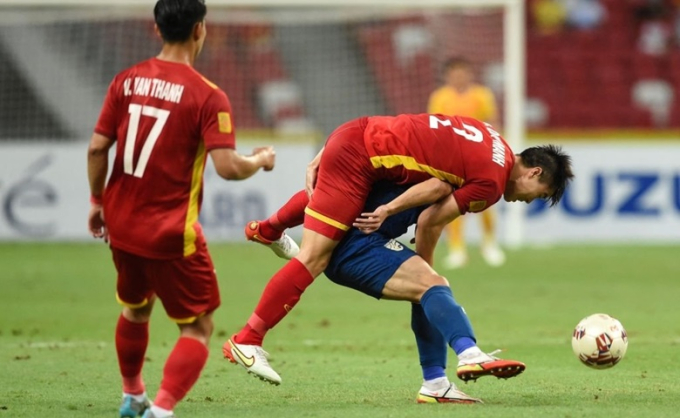 Duy Mạnh phạm lỗi với cầu thủ Thái Lan trong vòng cấm (Ảnh: Getty Images)