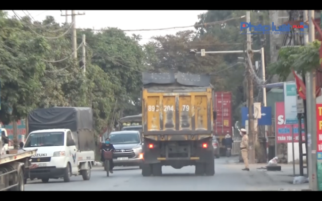 CSGT huyện Yên Mỹ kiểm tra xe chở rau, để "hung thần" xe tải chạy phăng phăng