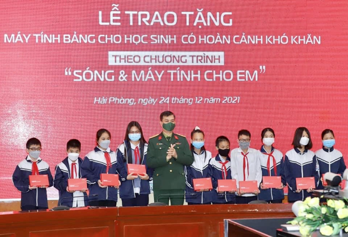 Đại diện lãnh đạo Tập đoàn Viettel trao tặng máy tính bảng cho học sinh có hoàn cảnh khó khăn trên địa bàn TP Hải Phòng.