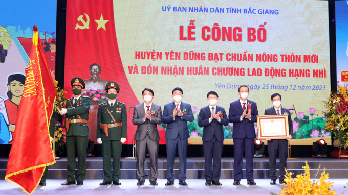 Thừa ủy quyền của Chủ tịch nước, đồng chí Lê Ánh Dương trao Huân chương Lao động hạng Nhì cho Đảng bộ, chính quyền và nhân dân huyện Yên Dũng.