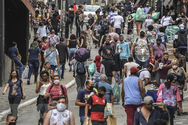 Người dân trên phố ở Sao Paulo, Brazil. (Ảnh: AFP/TTXVN)