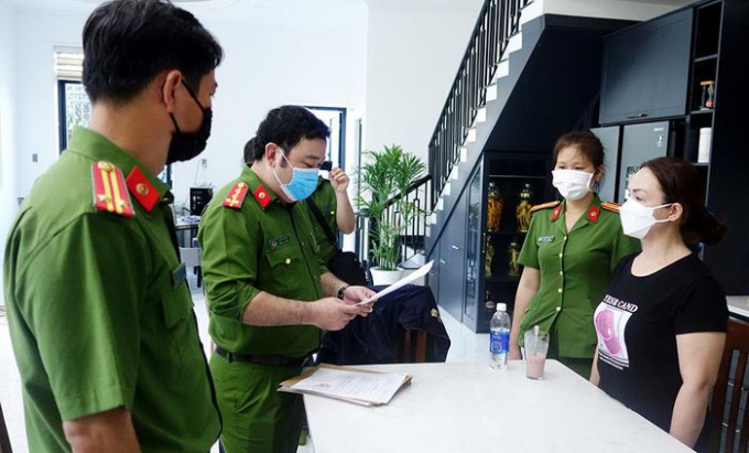 Cơ quan Công an đọc lệnh bắt tạm giam bị can Nguyễn Thành Luân và Lê Thị Thủy