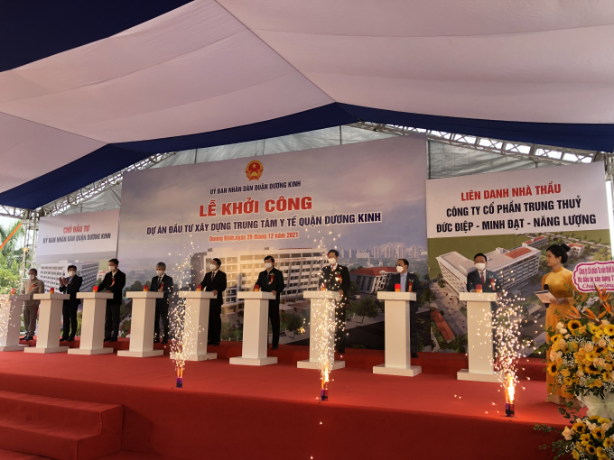 Lãnh đạo TP, UBND quận Dương Kinh và nhà thầu thi công nhấn nút khởi công.