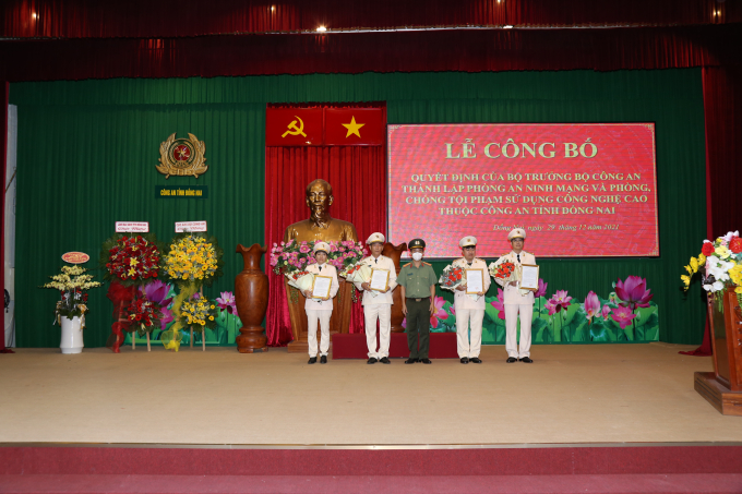 Đại tá Trần Tiến Đạt - Phó Giám đốc Công an tỉnh trao quyết định điều động lãnh đạo, chỉ huy đến nhận nhiệm vụ công tác tại đơn vị mới thành lập