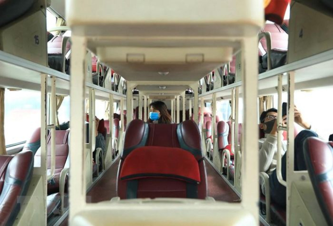 Dù Bến xe Giáp Bát đã tạo mọi điều kiện thuận lợi, nhưng xe khách Tùng Lâm chỉ có 3 hành khách khi xuất bến xe Giáp Bát đi Thanh Hóa. (Ảnh: Hoàng Hiếu/TTXVN)