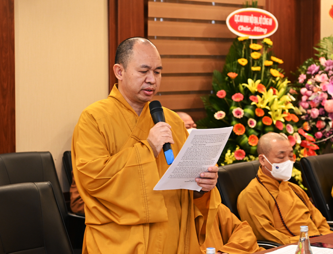 Thượng tọa Thích Đức Thiện, Phó Chủ tịch kiêm Tổng Thư ký Hội đồng Trị sự trình bày tóm tắt hoạt động Phật sự năm 2021 của GHPGVN.