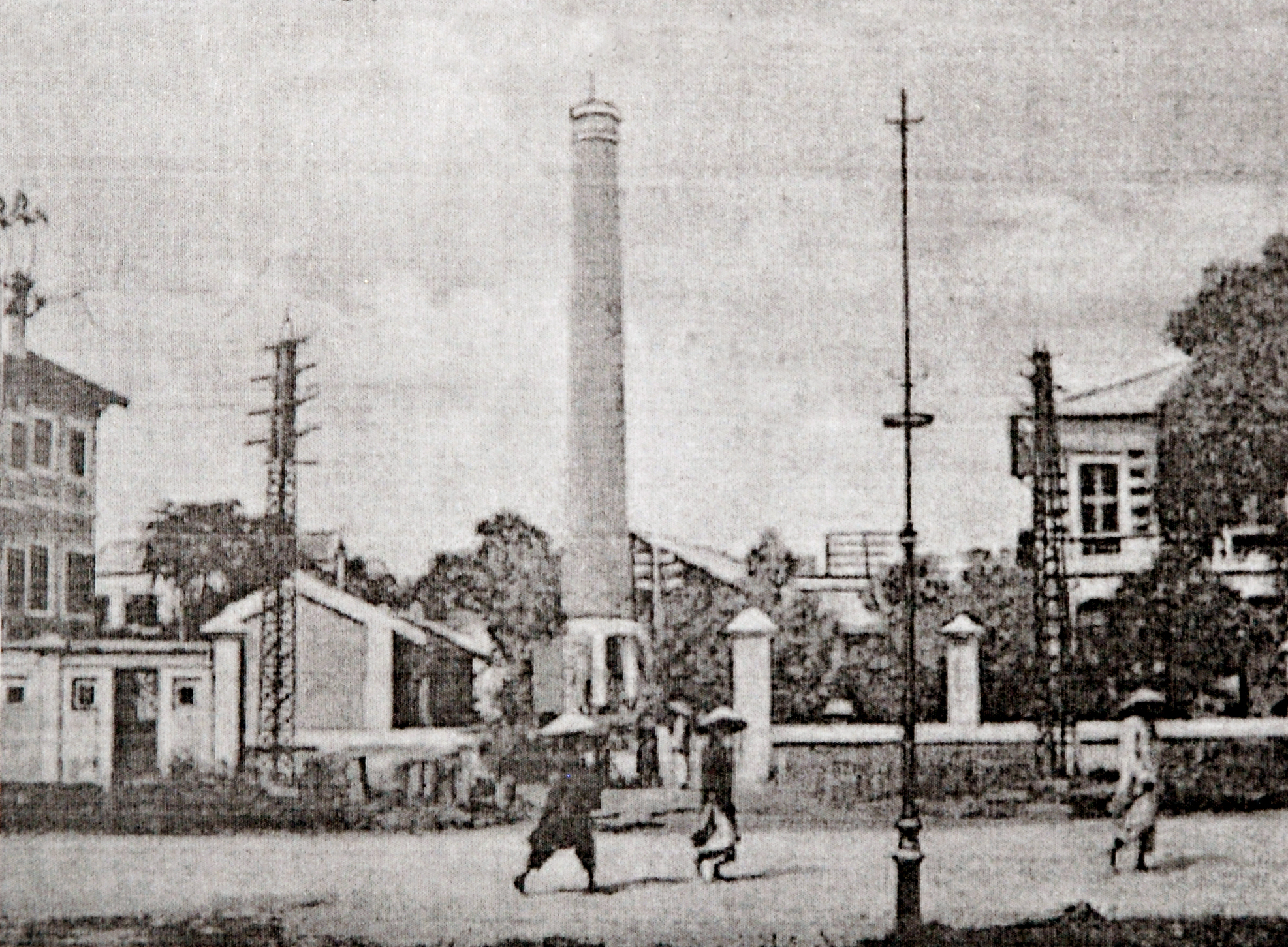 Nhà máy đèn Bờ Hồ tại phố Frăng-xi-Gác-ni-ê bên cạnh hồ Hoàn Kiếm (nay là phố Đinh Tiên Hoàng)