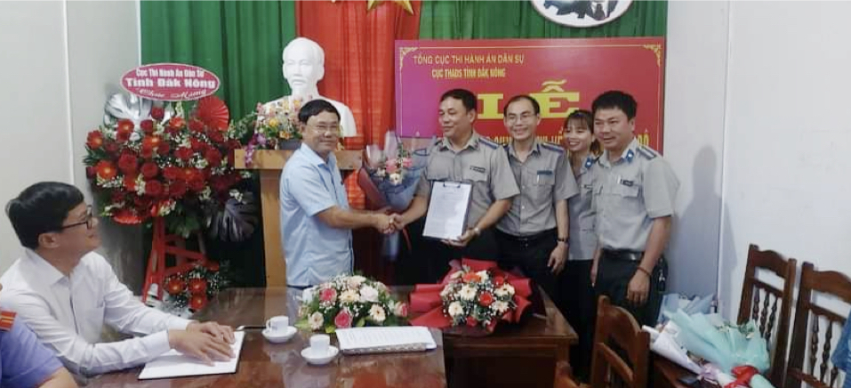 (Đồng chí Nguyễn Đình Trinh nhận quyết định bổ nhiệm chức vụ Chi cục trưởng Chi cục THADS huyện Đắk Song, tỉnh Đắk Nông kể từ ngày 01/12/2022)