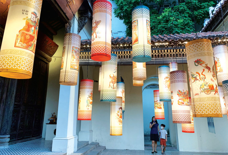 Trưng bày đèn lồng lấy cảm hứng từ tranh dân gian của họa sĩ Nguyễn Xuân Lam. (Ảnh: Ng. Phương)