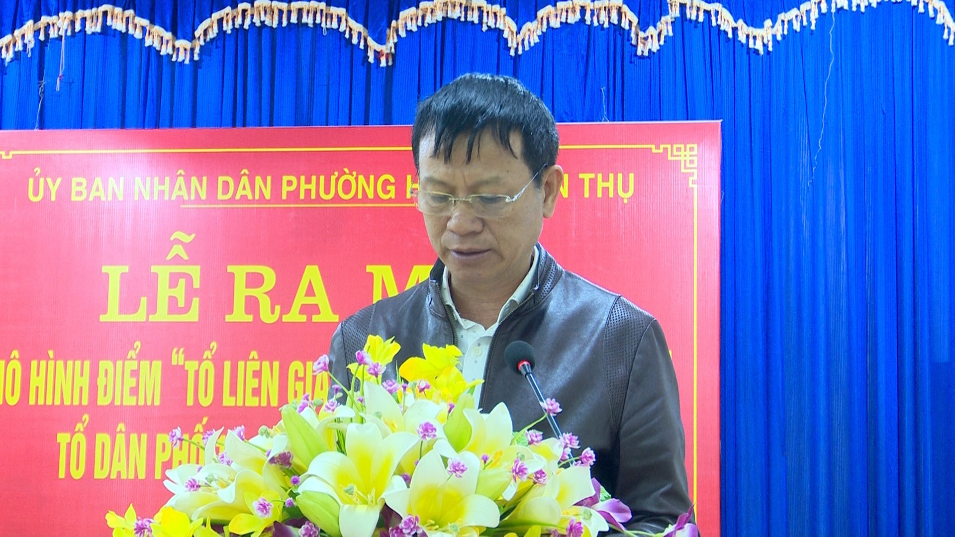 Ông Lê Văn Tuấn, Tổ trưởng Tổ liên gia phòng cháy chữa cháy, Tổ dân phố số 15 phát biểu tại buổi lễ.