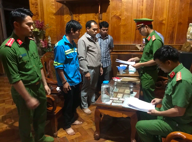 Bốn cán bộ, nguyên cán bộ huyện Đắk Glong bị khởi tố, để điều tra về hành vi Thiếu trách nhiệm gây hậu quả nghiêm trọng (ảnh: Công an cung cấp).