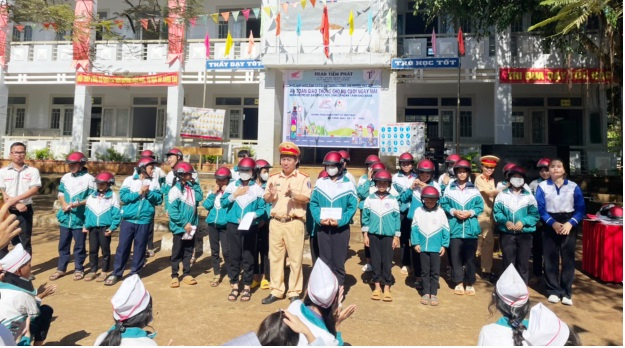 Cán bộ Đội CSGT huyện Tuy Đức Tổ chức trao tặng 40 phần quà và nhận đỡ đầu tại trường Lê Hữu Trác.