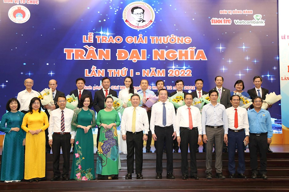 Các đại biểu chụp hình lưu niệm cùng 12 cá nhân tiêu biểu nhận Giải thưởng Trần Đại Nghĩa lần thứ I - năm 2022.