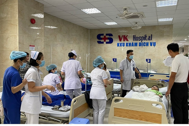 Các y, bác sĩ đang chăm sóc các học sinh tại Bệnh viện 22/12 Nha Trang. (Ảnh: Báo Khánh Hoà)