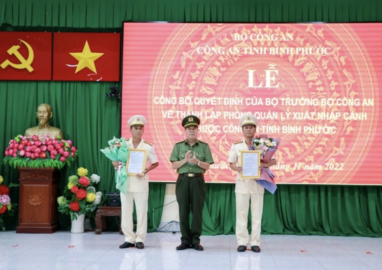 Giám đốc Công an tỉnh Bình Phước trao quyết định điều động, bổ nhiệm lãnh đạo Phòng Quản lý xuất nhập cảnh.
