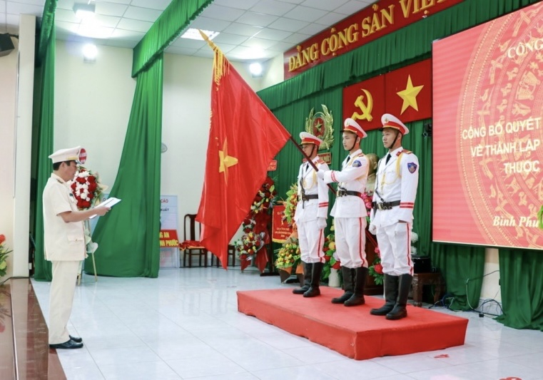 Đại tá Trần Công Vinh Trưởng phòng Quản lý xuất nhập cảnh Công an tỉnh Bình Phước thực hiện nghi lễ tuyên thệ.