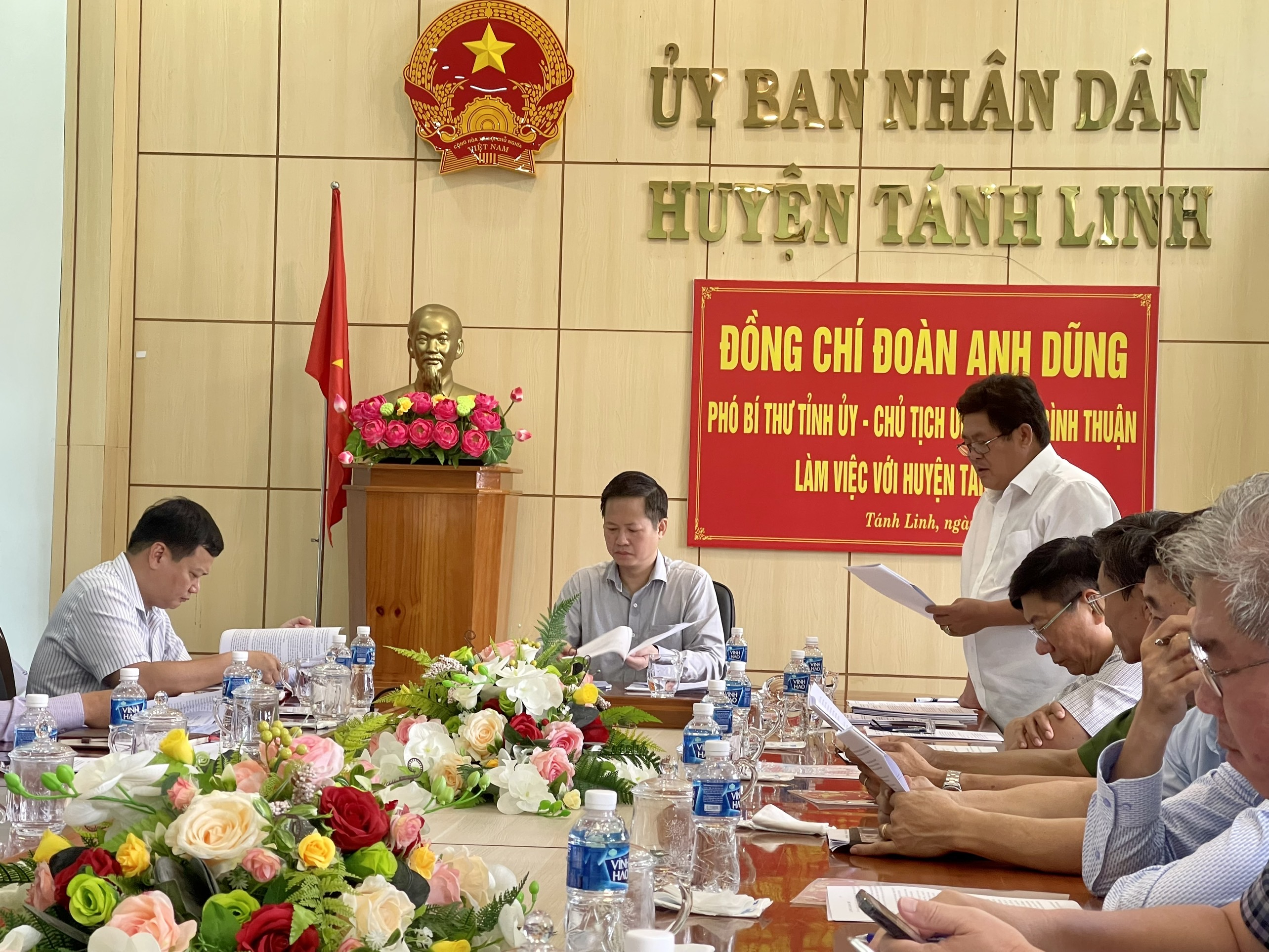 Ông Giáp Hà Bắc Chủ tịch huyện Tánh Linh báo cáo tình hình kinh tế - xã hội, quốc phòng – an ninh năm 2022.