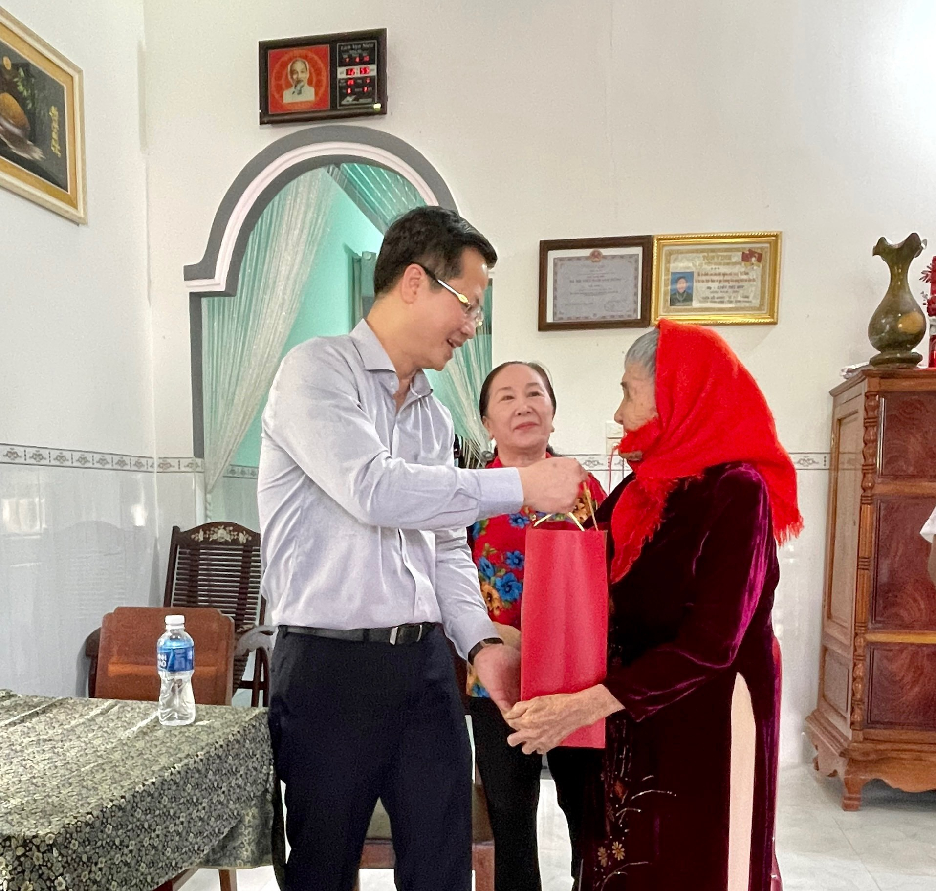 Nhân chuyến công tác tại huyện Tánh Linh, đồng chí phó bí thư, chủ tịch UBND tỉnh Đoàn Anh Dũng đã ghé thăm và tặng quà cho bà mẹ Việt Nam anh hùng trên địa bàn huyện