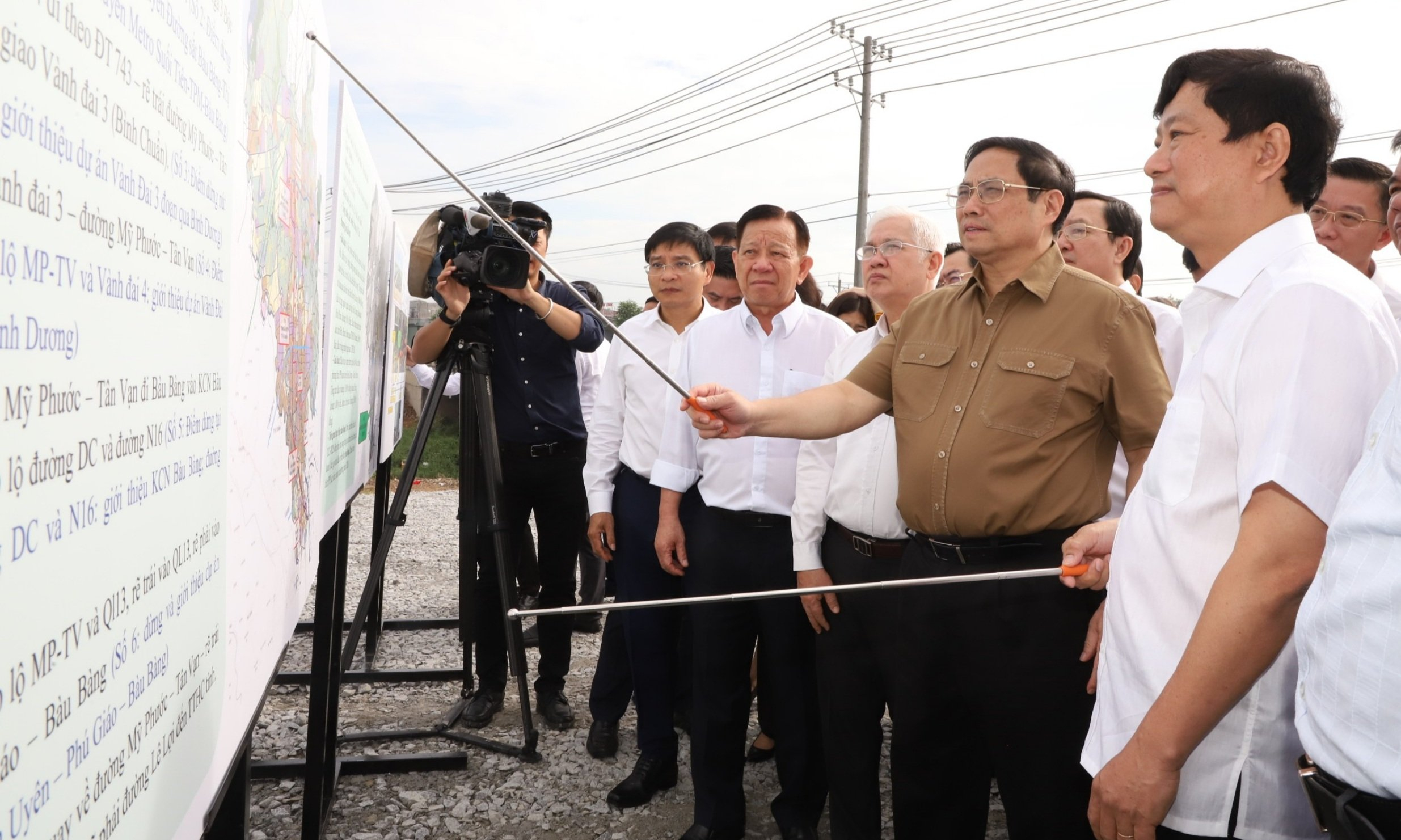 Hình 1: Hình 2: Thủ tướng đã nghe báo cáo về quy hoạch và tiến độ chuẩn bị triển khai xây dựng đường cao tốc TP HCM - Thủ Dầu Một - Chơn Thành.Hình 3: