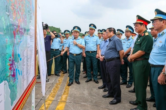 Ngày 24/9 vừa qua, Thủ tướng Phạm Minh Chính đã tới thăm Trung đoàn Không quân tiêm kích đầu tiên, khảo sát sân bay quân sự Yên Bái (Ảnh: UBND tỉnh Yên Bái).