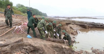 Phú Thọ: Di dời quả bom nặng hơn 100kg, cách bờ sông Hồng chỉ 2m để tiêu huỷ