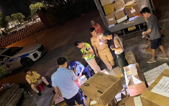 Lực lượng chức năng tiến hành kiểm tra và tạm giữ hàng nghìn sản phẩm nghi nhập lậu tại tỉnh Quảng Ninh.