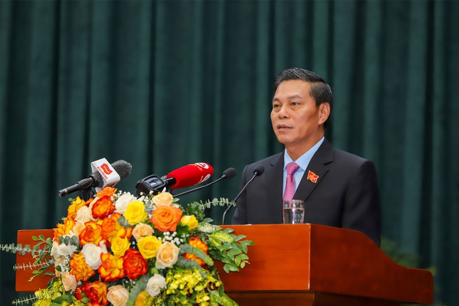 Chủ tịch UBND TP Hải Phòng Nguyễn Văn Tùng báo cáo tại Kỳ họp
