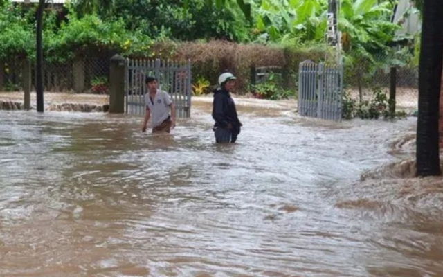 Phú Yên: Mưa lớn nước ngập sâu, sạt lở đất tại huyện Tuy An