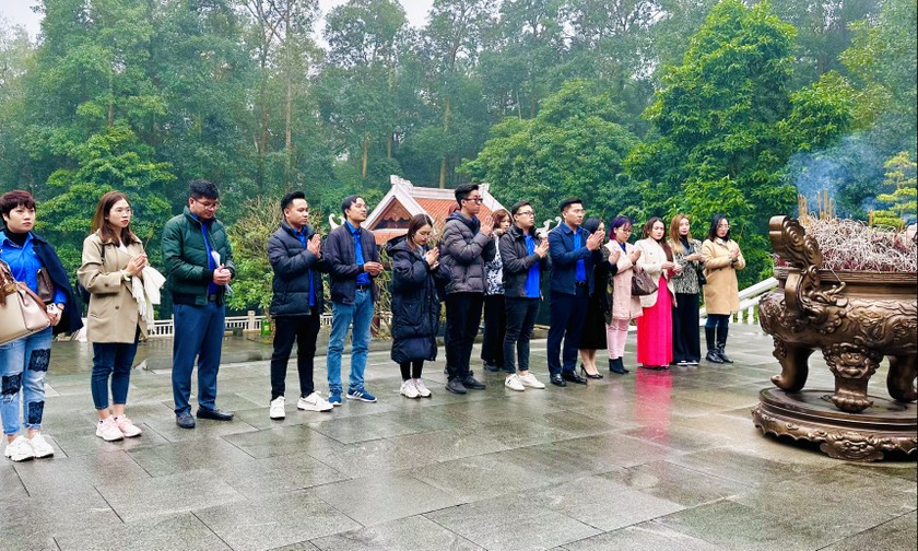 Đoàn viên thanh niên Báo Pháp luật Việt Nam dâng hương tưởng niệm Chủ tịch Hồ Chí Minh tại Nhà tưởng niệm tại Khu di tích K9.