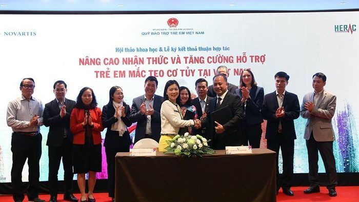 Đại diện Quỹ Bảo trợ trẻ em Việt Nam và Công ty TNHH Novartis Việt Nam ký Thỏa thuận hợp tác. (Ảnh: Báo Nhân dân)