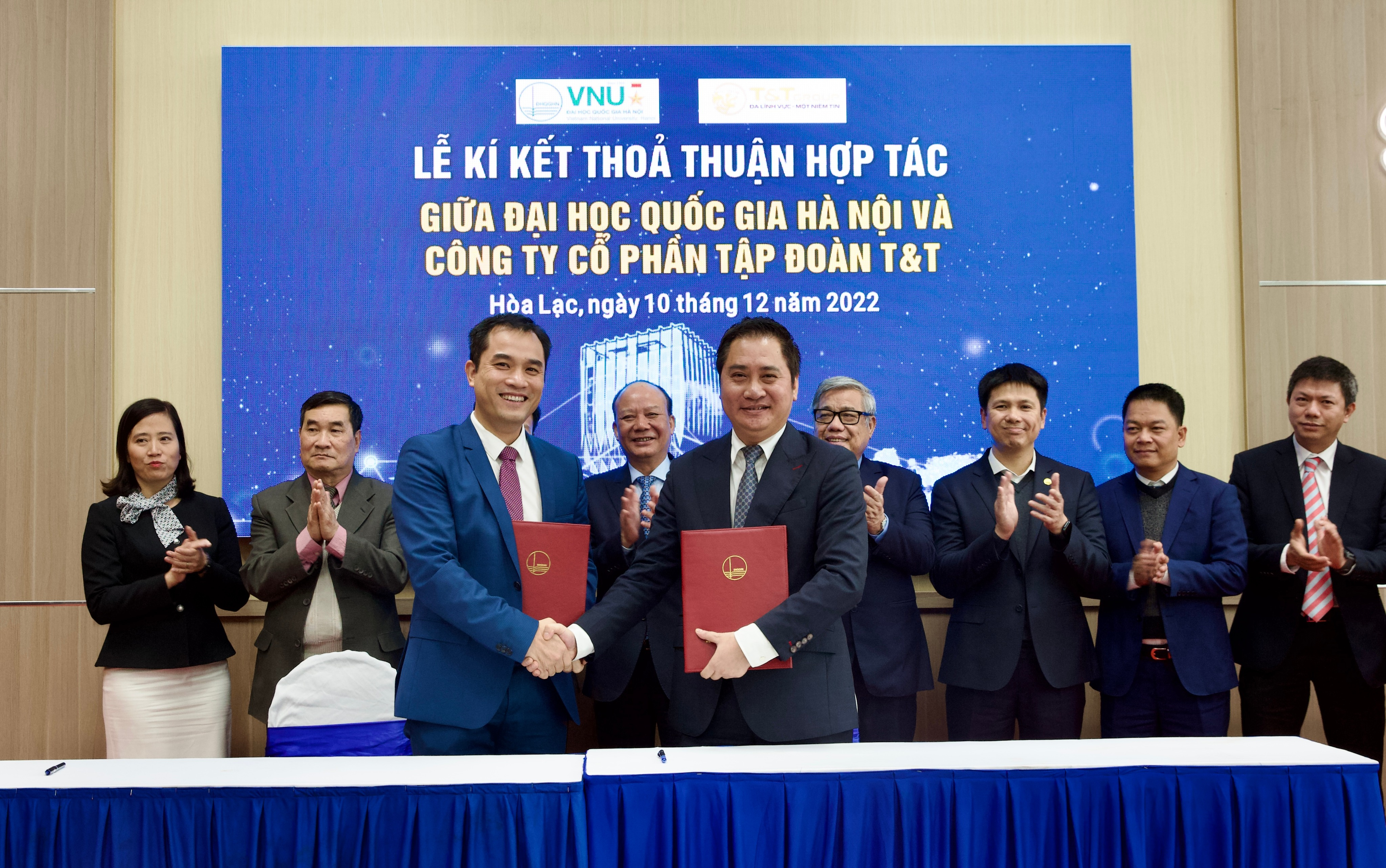 Ông Mai Xuân Sơn, Tổng Giám đốc Tập đoàn T&amp;amp;T Group (bên phải) và PGS.TS Phạm Bảo Sơn, Phó Giám đốc ĐHQGHN trao thỏa thuận hợp tác trong lĩnh vực y tế