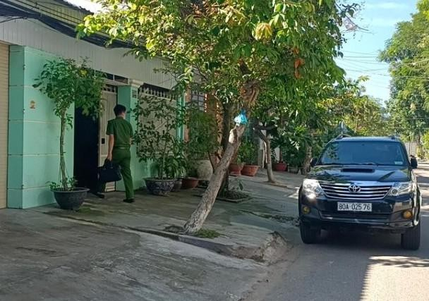 Lực lượng chức năng khám xét nhà riêng của bị can Nguyễn Văn Phong.. (Ảnh Tiền Phong).