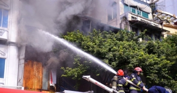 Kịp thời dập tắt đám cháy trên phố Hàng Bông