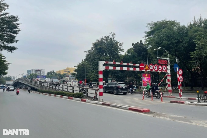 Hệ thống camera thông minh được lắp đặt ở 2 đầu cầu vượt Thái Hà - Chùa Bộc để cảnh báo các phương tiện quá khổ (Ảnh: Trần Thanh).