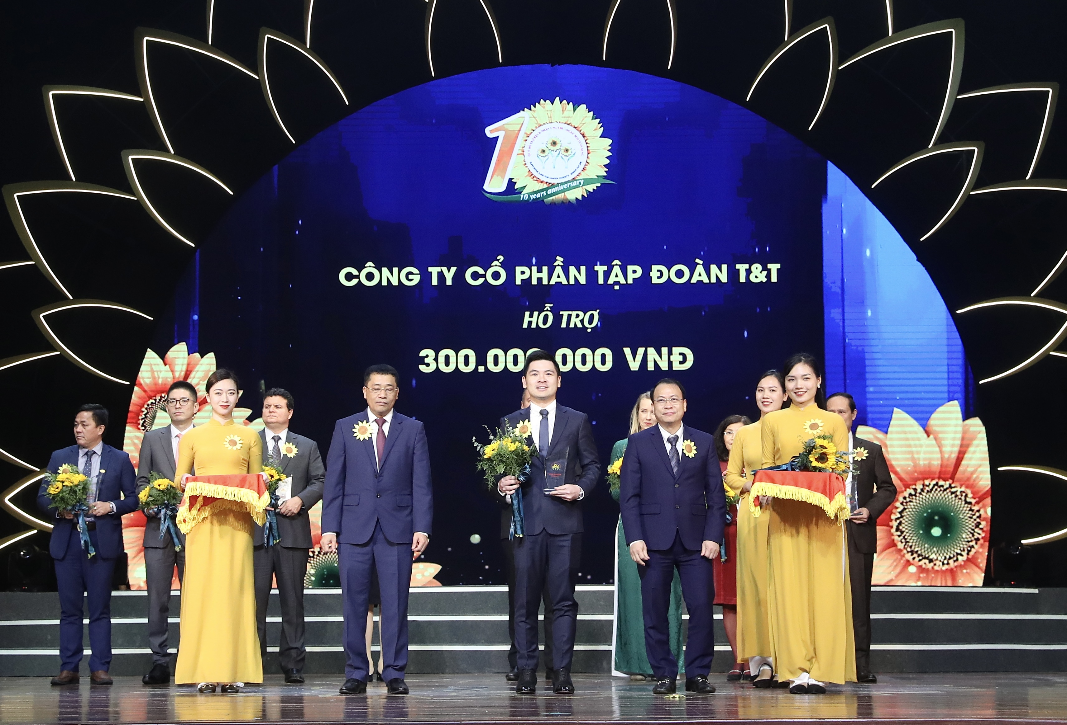 Ông Đỗ Vinh Quang, Phó Chủ tịch HĐQT thay mặt Tập đoàn T&amp;amp;T Group trao tặng 300 triệu đồng cho Quỹ Hỗ trợ bệnh nhân ung thư “Ngày mai tươi sáng”.