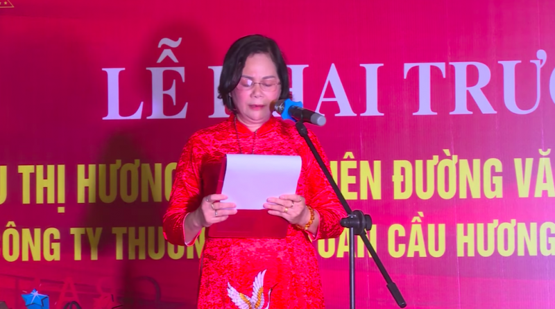 Bà Trần Thị Phượng - Chủ tịch HĐQT, Tổng giám đốc Công ty bất động sản Vĩnh Phát, Giám đốc siêu thị SEN Market chi nhánh Bắc Giang phát biểu tại lễ khai trương