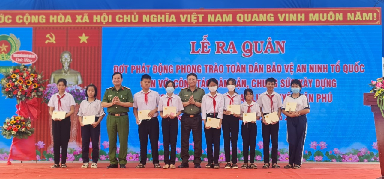 Đại tá Nguyễn Thanh Bình Phó Cục trưởng Cục Xây dựng phong trào Bảo vệ An ninh Tổ Quốc- Bộ Công An trao tặng học bổng cho học sinh hoàn cảnh khó khăn.