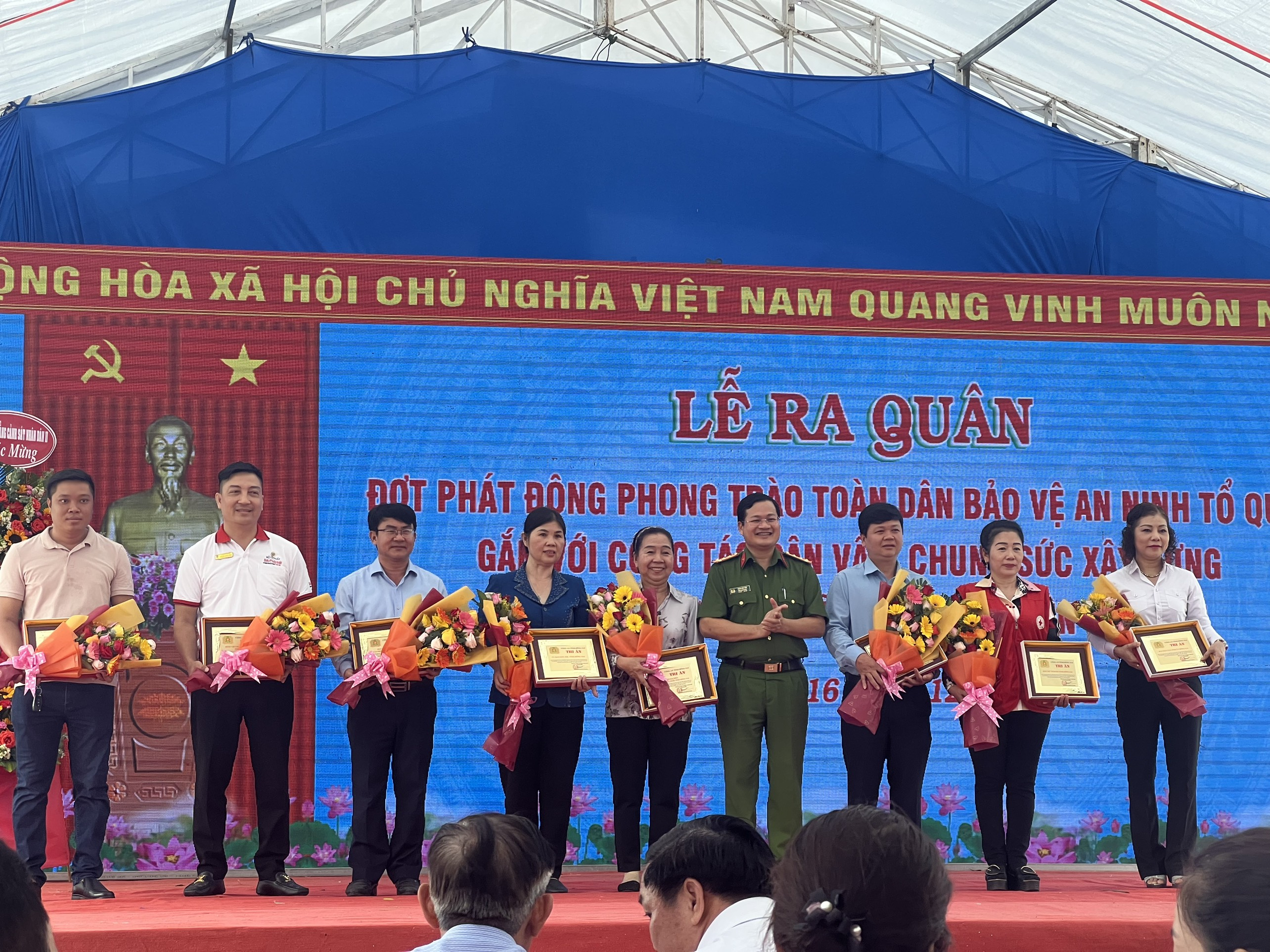 Đại tá Trần Anh Sơn Phó Giám đốc Công an tỉnh Đồng Nai tri ân các nhà tài trợ.