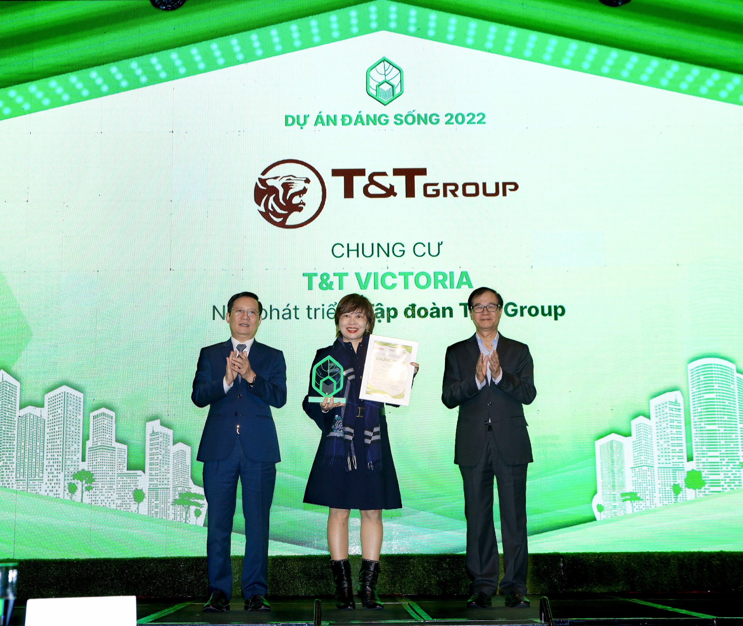 Bà Bùi Thị Minh Tâm - Tổng Giám đốc T&amp;amp;T Homes nhận Giải thưởng “Dự án đáng sống năm 2022”)
