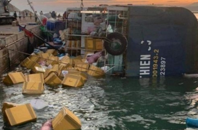 Bình Thuận: Tàu chở 70 tấn hàng đi đảo Phú Quý bị lật nghiêng