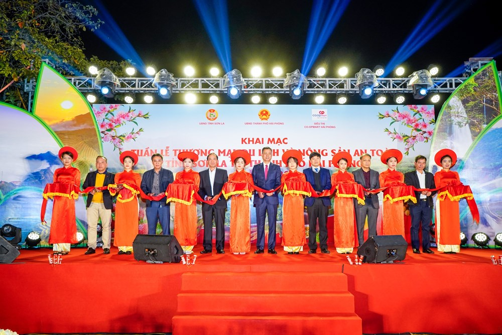 Tối 16/12, tại TP Hải Phòng đã diễn ra lễ khai mạc Tuần lễ Thương mại, du lịch và nông sản an toàn tỉnh Sơn La năm 2022.