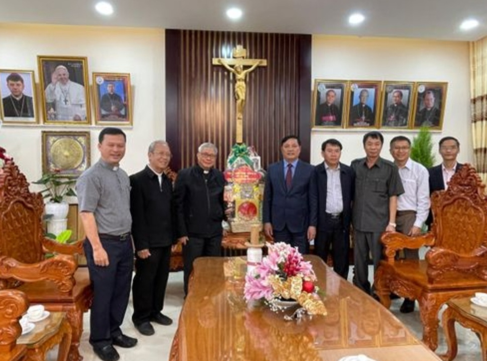 Đại diện UBND tỉnh Đắk Nông gửi lời chúc tốt đẹp đến các chức sắc và toàn thể bà con giáo dân nhân dịp Giáng sinh. (Ảnh: H.T)